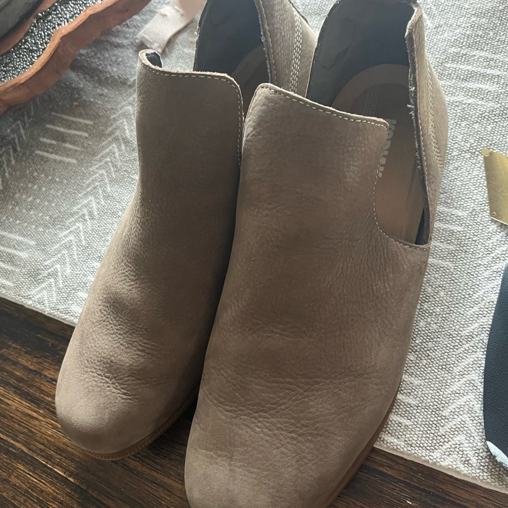 Women's Kodiak Taupe Ankle Boots size 9.5